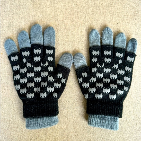 Batman Hat & Gloves, Size 4 and up - Picture 5 of 5